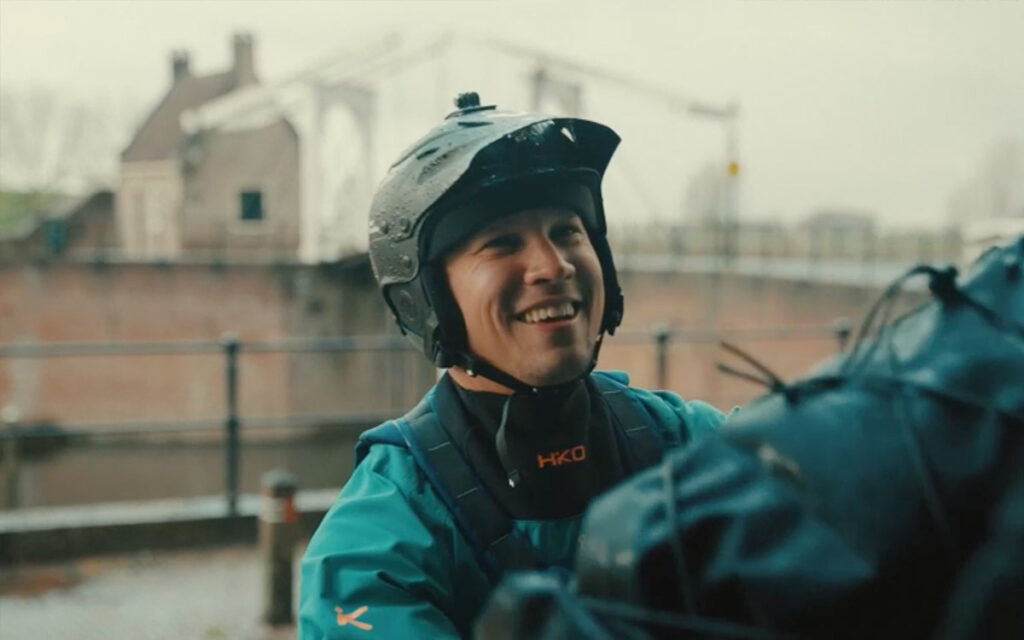 Man breng pakket voor Evenementen verhuur packraft en gear