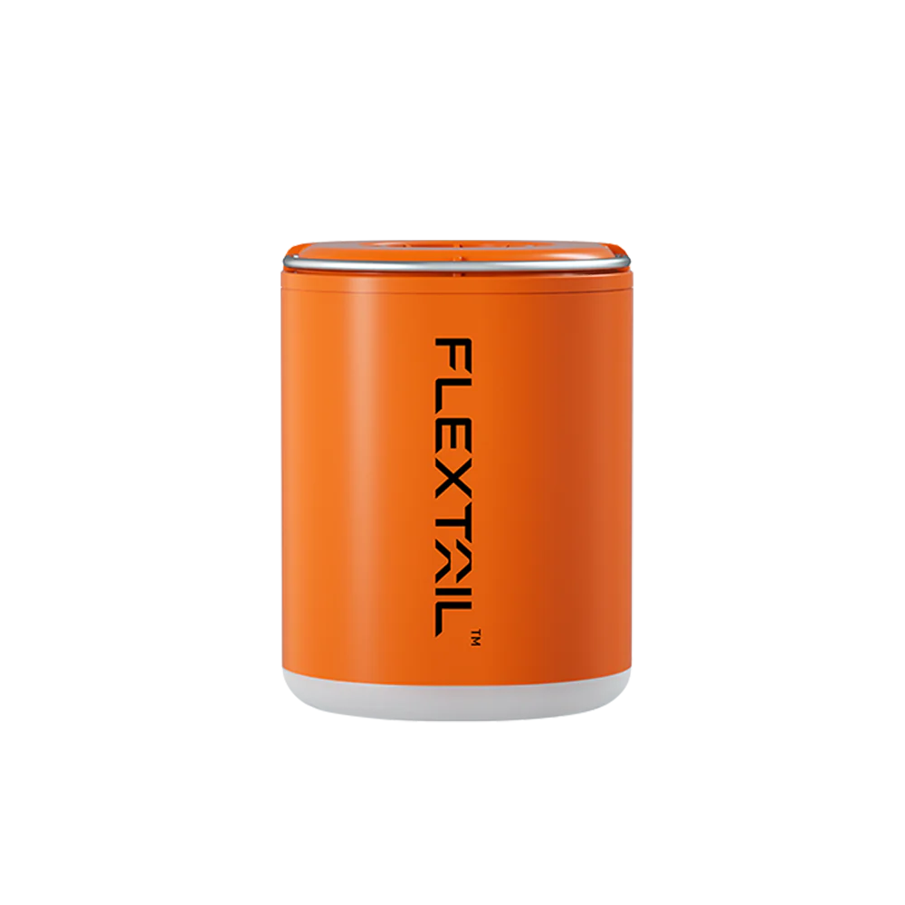 eine orange-weiße Pumpe