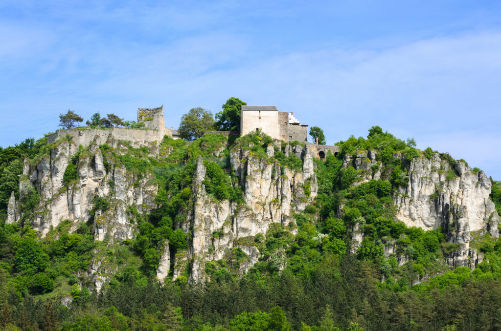 Panoramisch uitzicht vanaf de heksenrots met zitbank in Altmühltal.