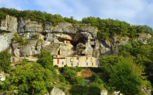 Indrukwekkende kalksteenwand bij Roque Saint-Christophe langs de Vézère.