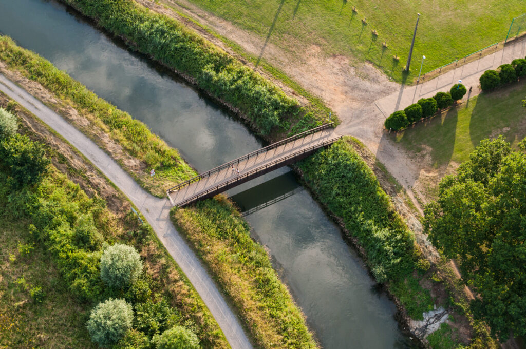 Les marcheurs bénéficient d'un itinéraire pittoresque à travers la campagne flamande le long de la Demer, avec de vastes champs et forêts.