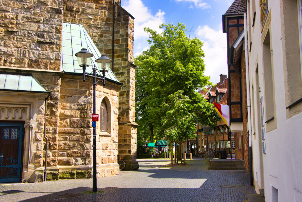 Aventurez-vous en packraft sur les eaux calmes de l'Ems, au cœur d'une nature allemande luxuriante. Ems