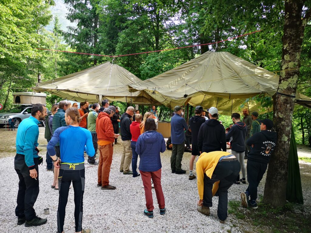 Deelnemers volgen een packrafting workshop langs de oever van de Soča rivier tijdens de European Packrafting Meet-up