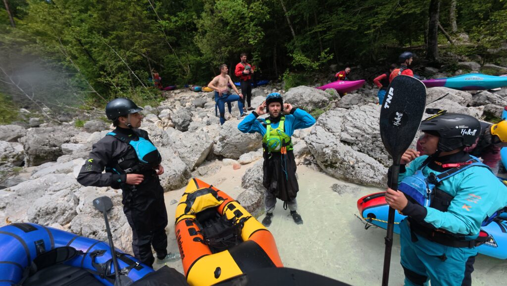 Packrafters navigeren door helderblauwe stroomversnellingen op de Soča rivier tijdens de European Packrafting Meet-up