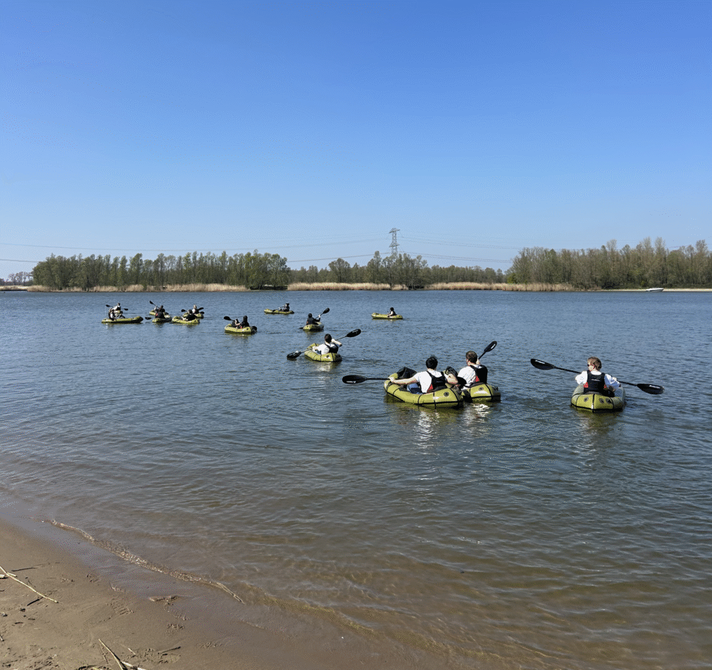 Bedrijven Team collega’s packraften op een rustige rivier tijdens bedrijfsuitje