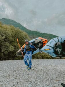 Man draagt een Halkett Packraft op zijn schouder