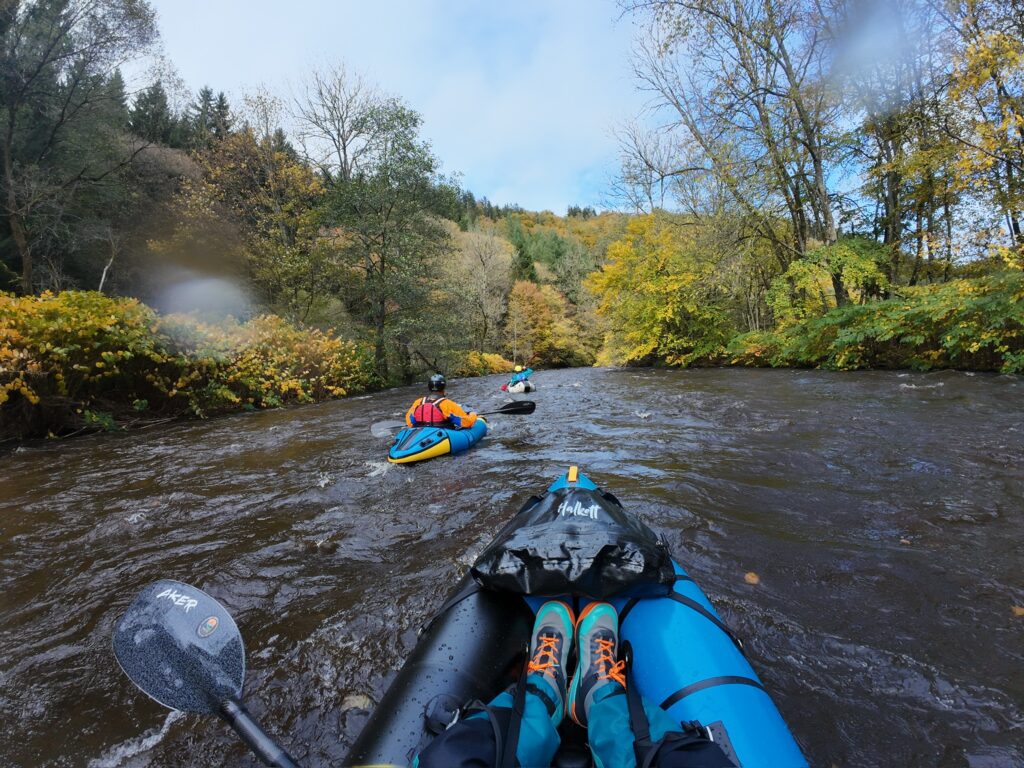 Packrafter steigen in der Nähe von Monschau in die Rur ein, um die eintägige packraft-Strecke in Richtung Dedenborn in der Eifel zu begehen.