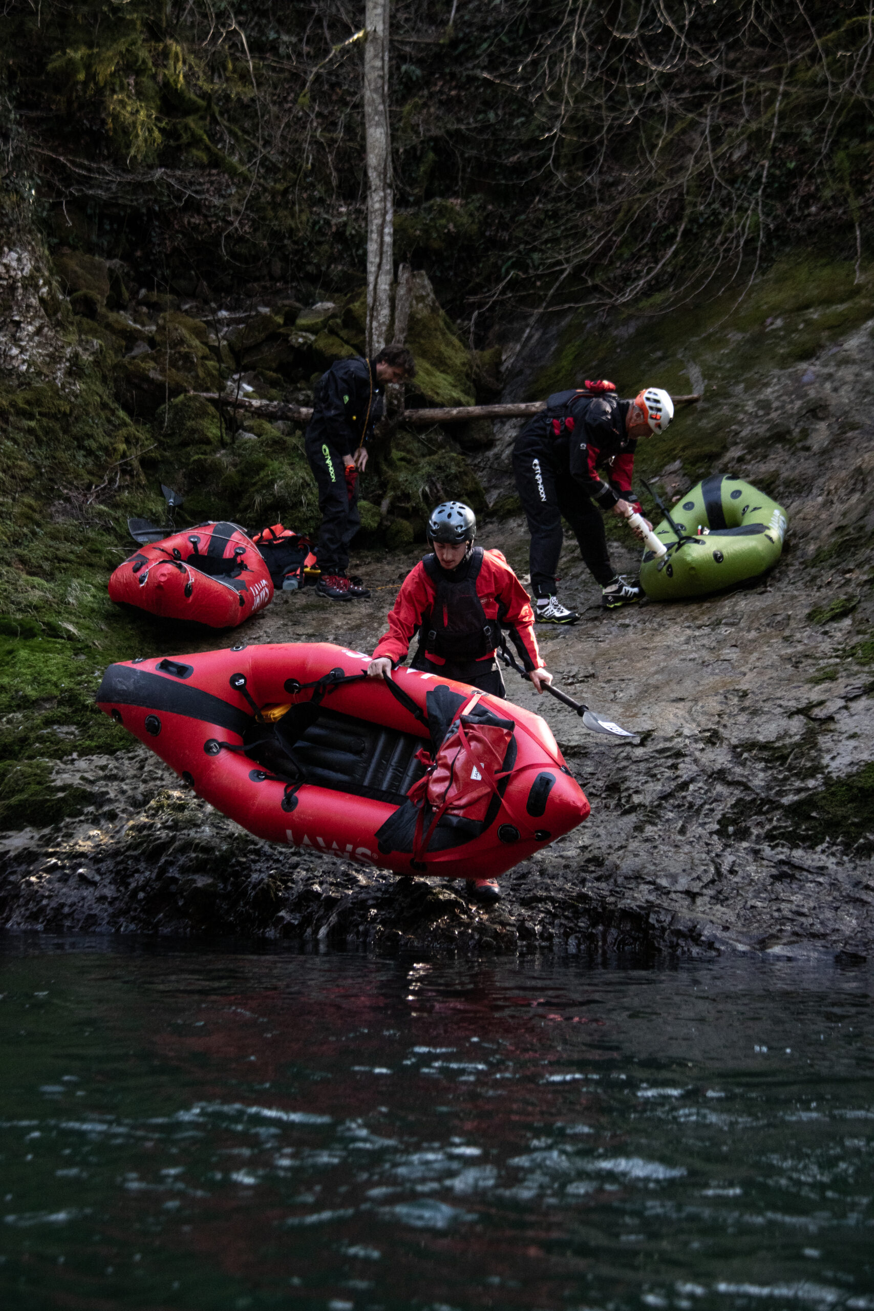 Avonturier peddelt met JAWS packraft door het wildwater van de Fier rivier