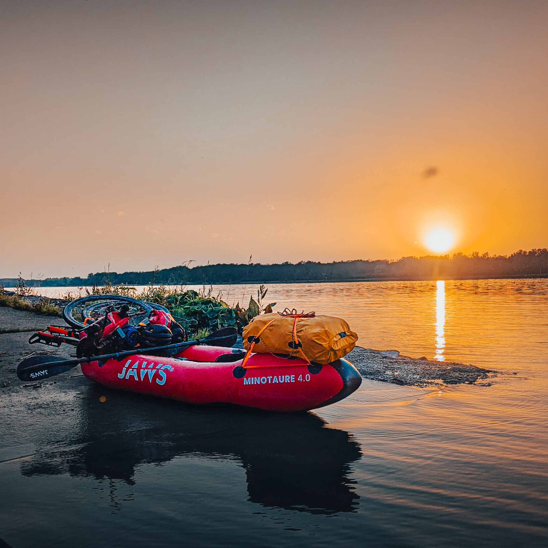 Packrafter vaart met JAWS packraft op de Fier rivier in de Franse Alpen