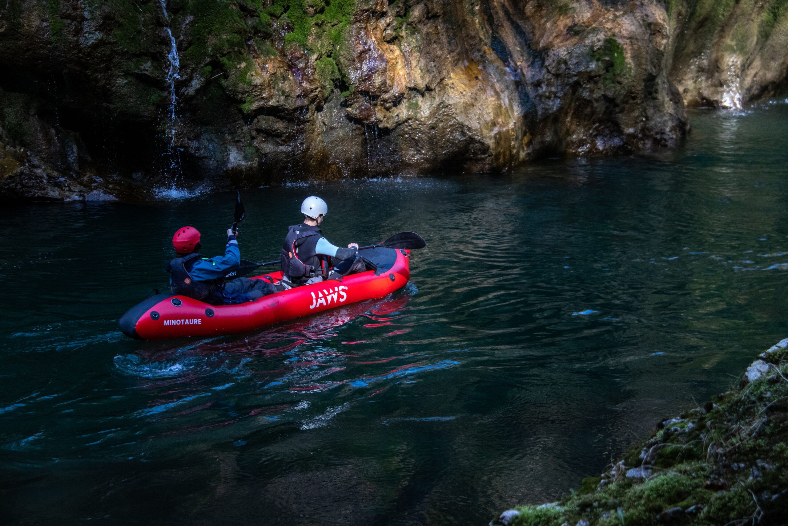 JAWS packraft in actie op wild water tijdens tocht op de Fier rivier 2025
