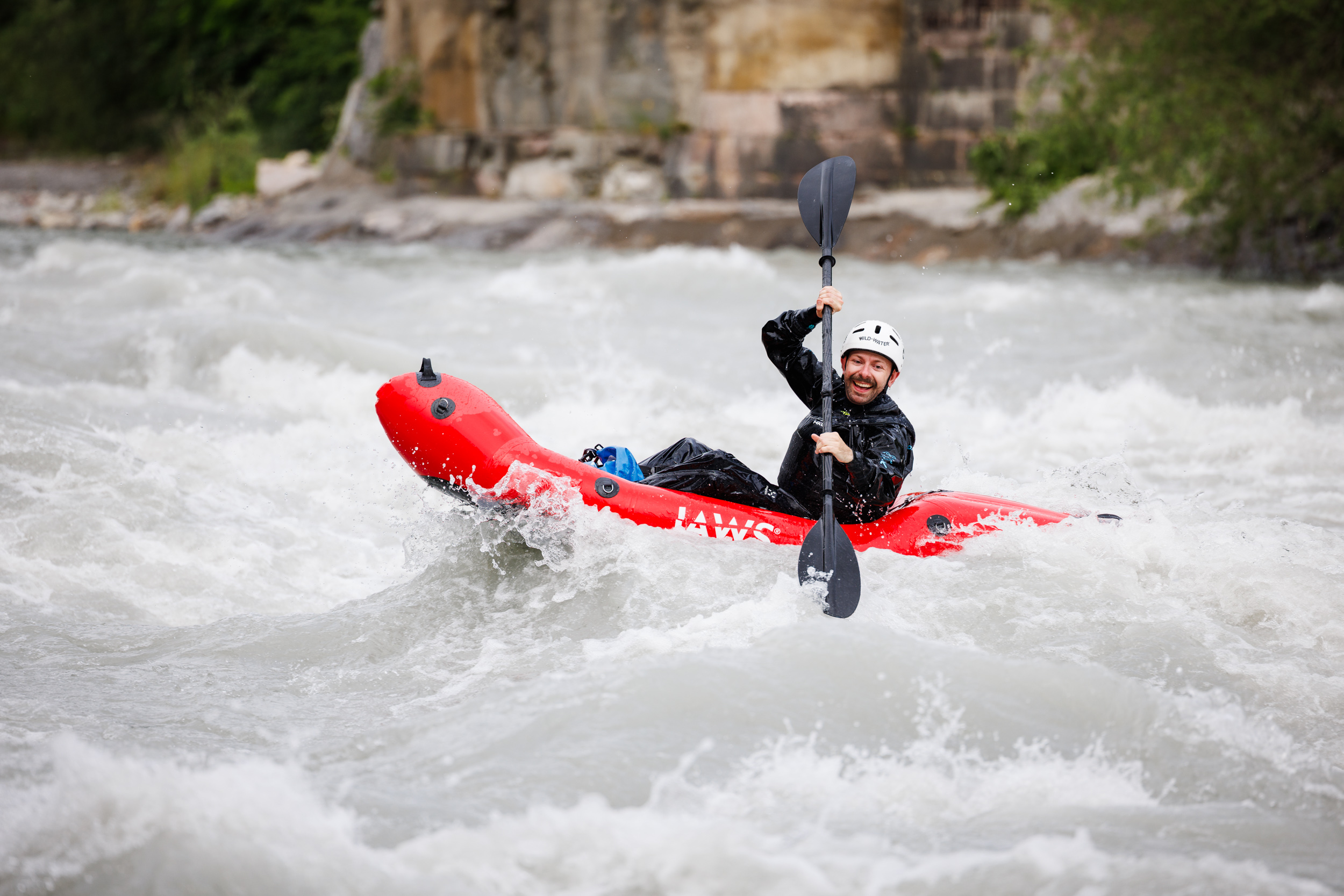 Packrafter op rivier met gehuurde JAWS packraft in de zomer van 2025