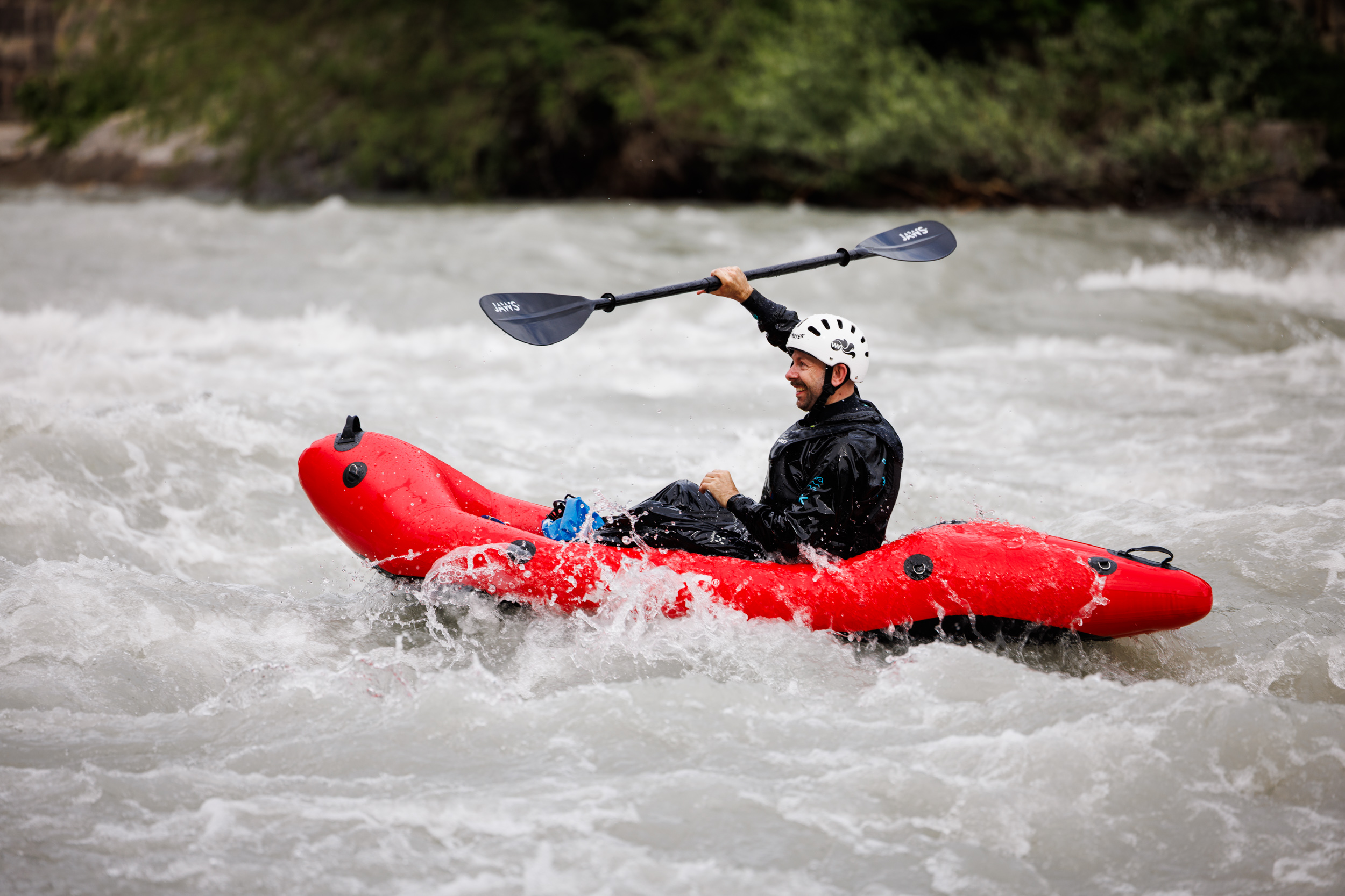 JAWS packraft op het water tijdens zomerse verhuurdag 2025